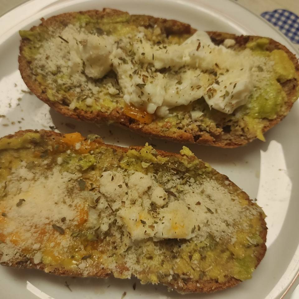 Tostadas de aguacate y huevo con parmesano Tostadas de aguacate y huevo con parmesano
