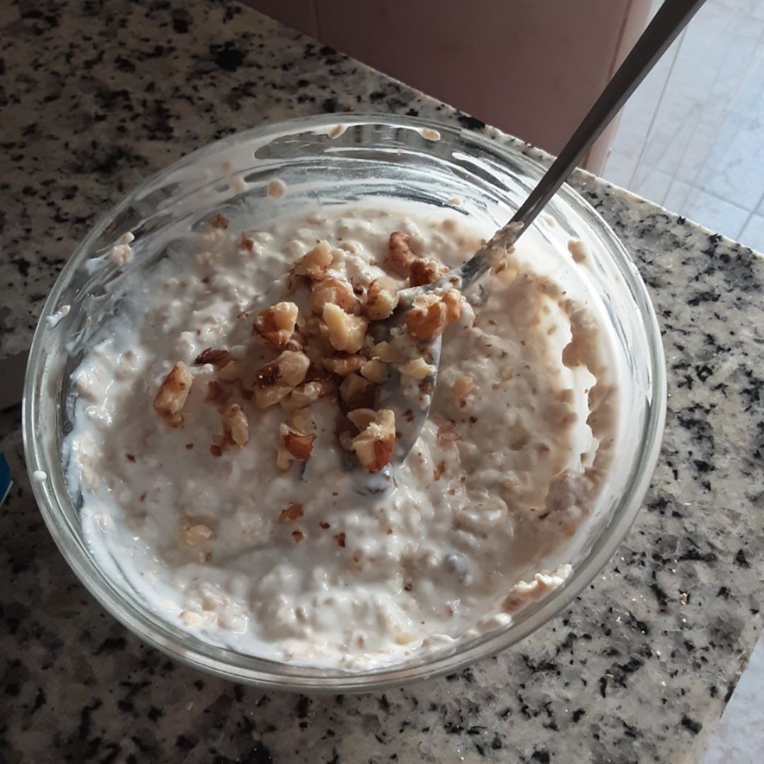 Yogur casero con copos de avena integrales , pasas y nueces Yogur casero con copos de avena integrales , pasas y nueces