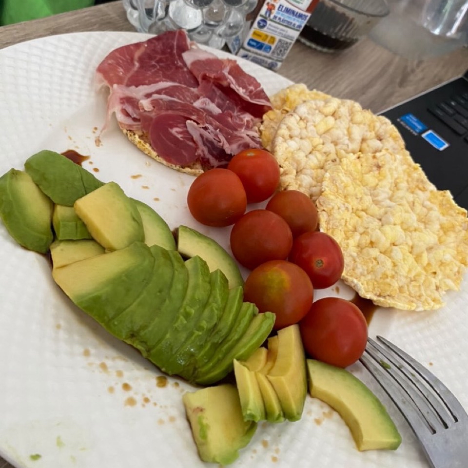 Tostada de maíz con jamón tomates cheris y aguacate Tostada de maíz con jamón tomates cheris y aguacate