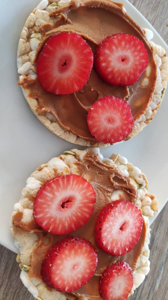 Tortitas de legumbres con crema de cacahuete y fresas