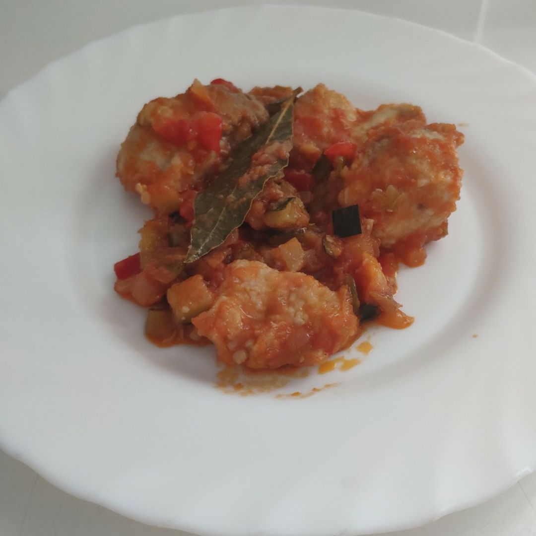 Bonito con pisto/salsa de tomate Bonito con pisto/salsa de tomate