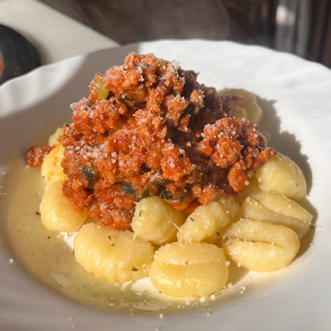 Gnocchi con salsa de ternera, calabacín y tomate 