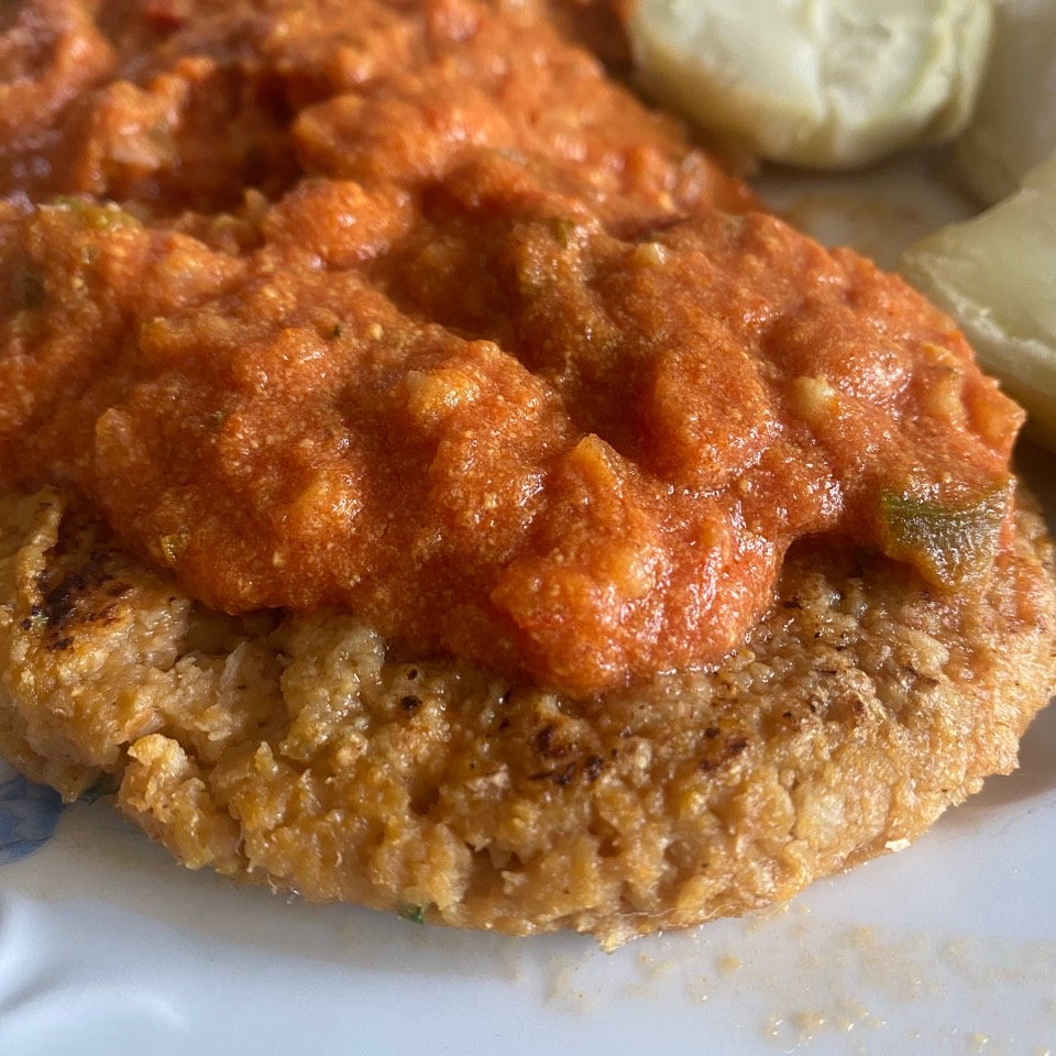 Hamburguesa de soja texturizada con salsa de tomate