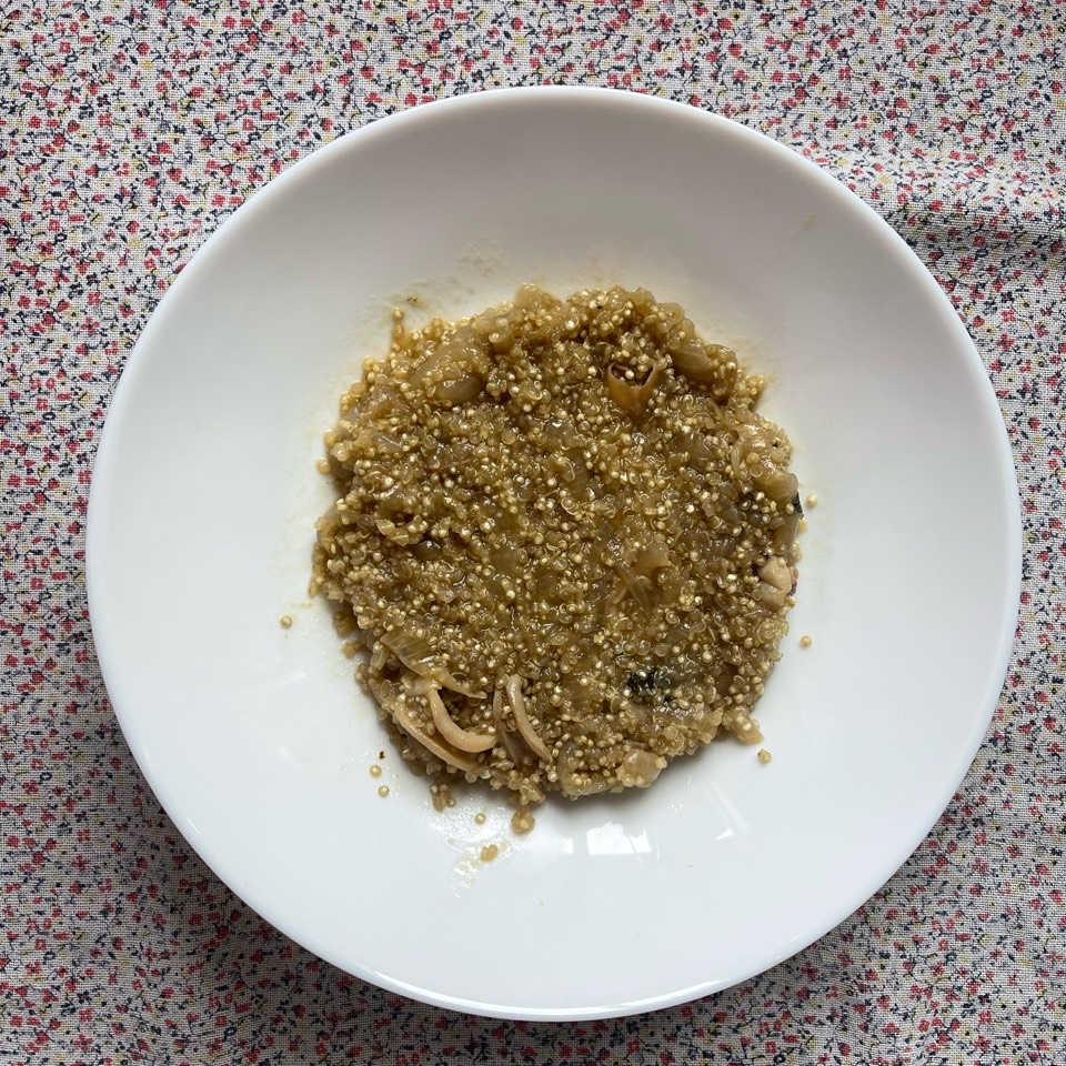 Calamares encebollados con quinoa Calamares encebollados con quinoa