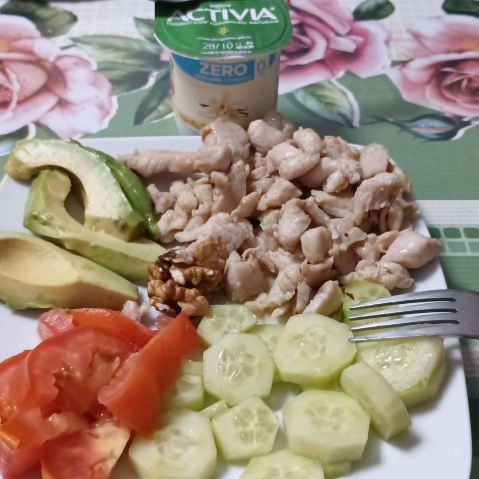 Lunch: aguacate, tomate, pepino con trozos de pollo, y un yogur, y nueces 