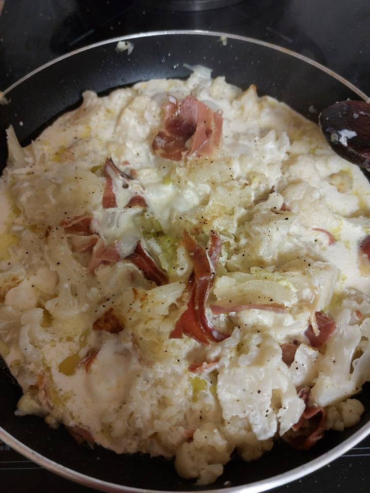 Coliflor con jamón serrano y nata. Coliflor con jamón serrano y nata.