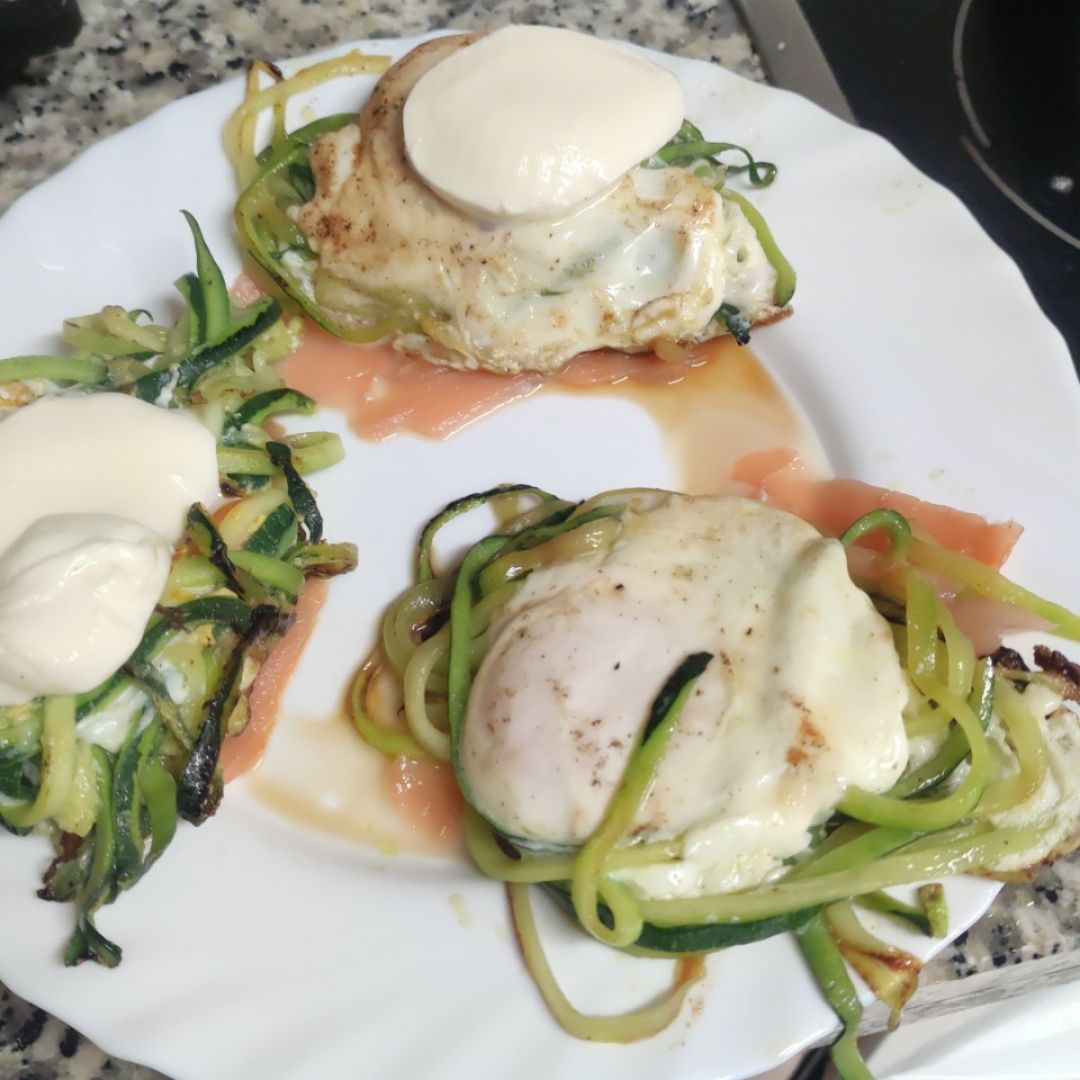 Nidos de calabacín con huevo y base de salmón ahumado 🥒🥚🐟 Paso 1 Nidos de calabacín con huevo y base de salmón ahumado 🥒🥚🐟 Paso 1