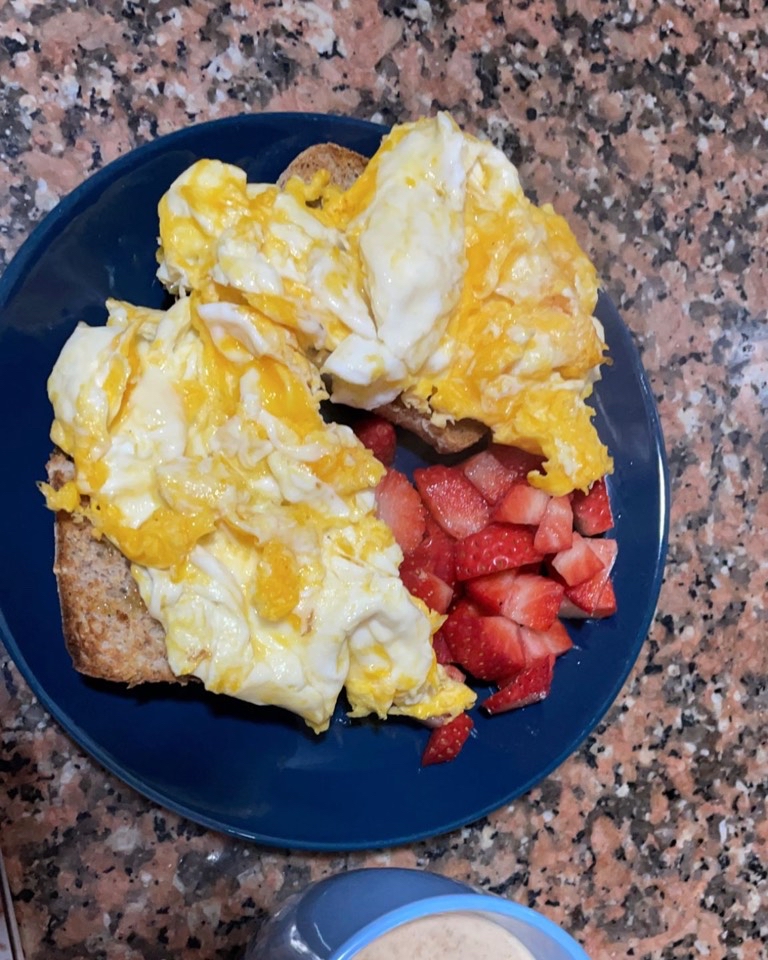 Tostadas integrales con huevos revueltos y fresas Tostadas integrales con huevos revueltos y fresas