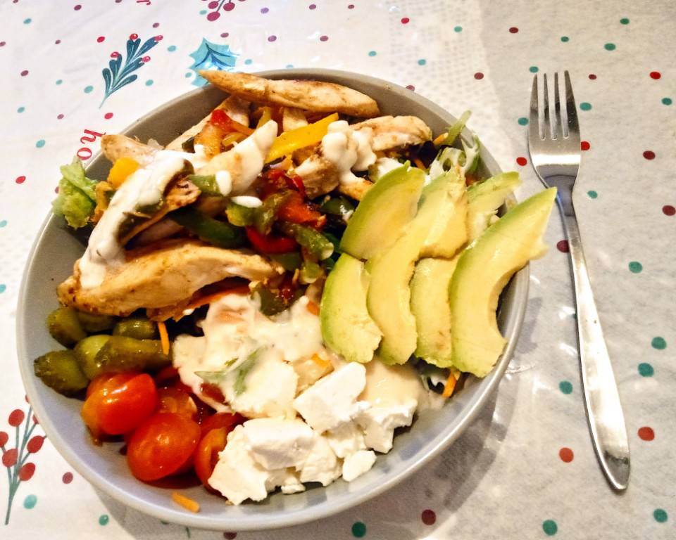 Ensalada de Pollo, Aguacate y Queso Ensalada de Pollo, Aguacate y Queso