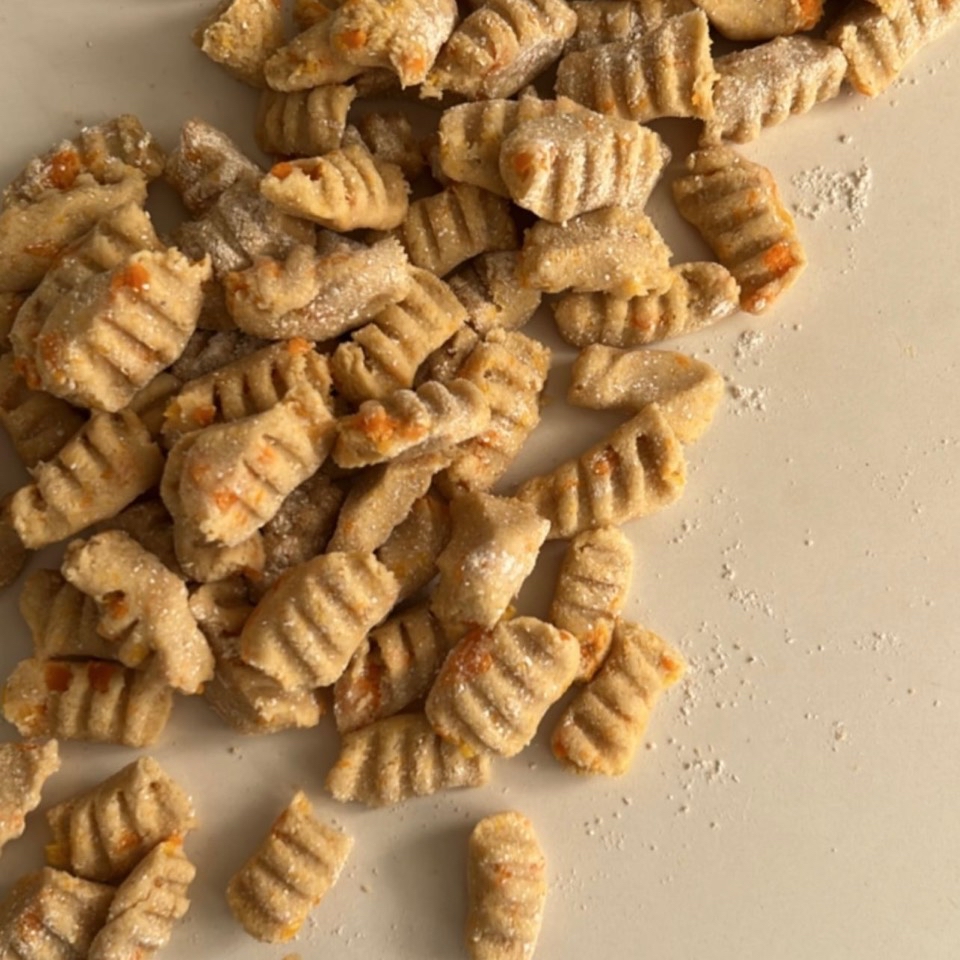 Gnocchis o ñoquis de patata y zanahoria con harina de avena