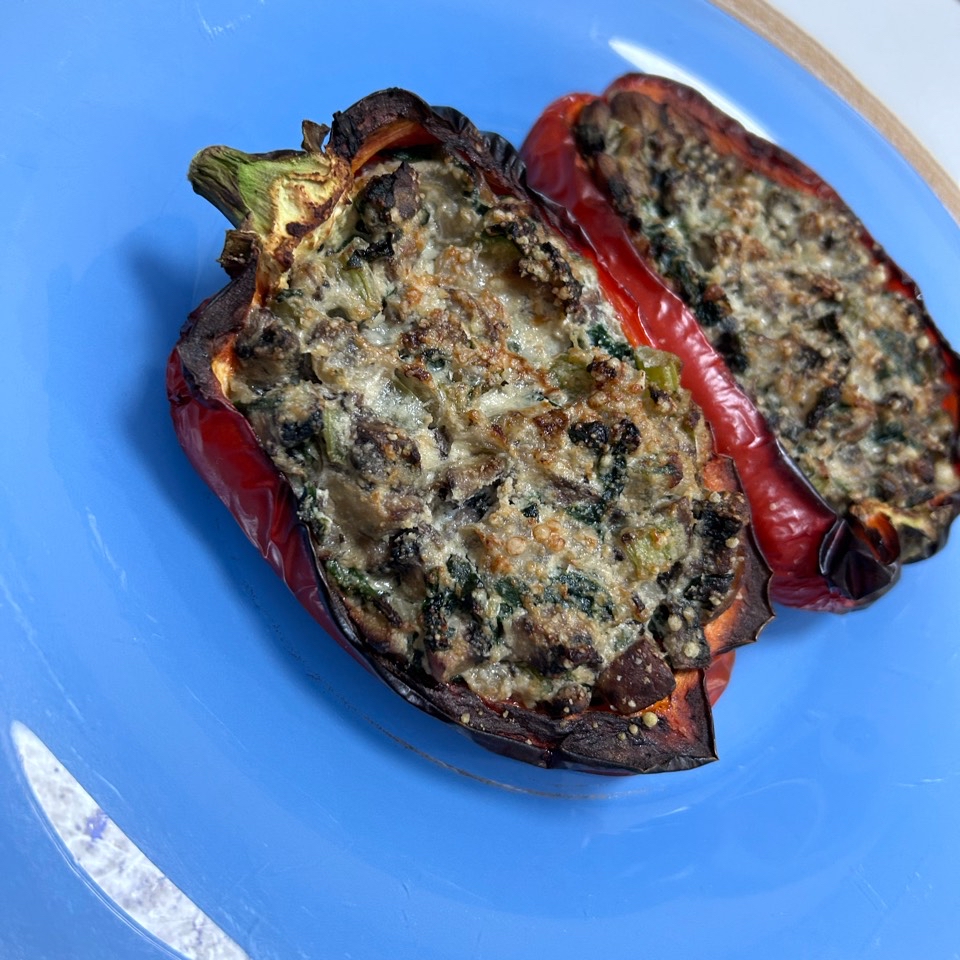 Pimientos rellenos de verduras y queso