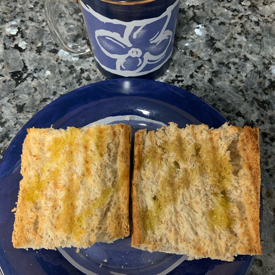 Pan integral con aceite y café Pan integral con aceite y café
