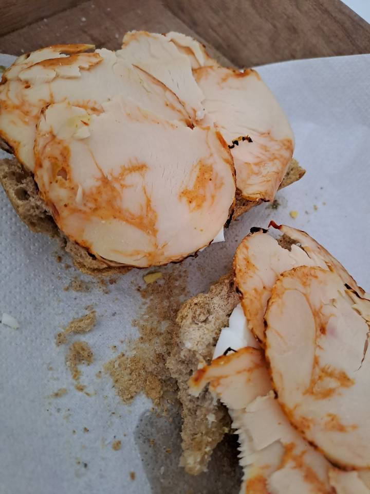 Tostada con huevo y pollo Tostada con huevo y pollo