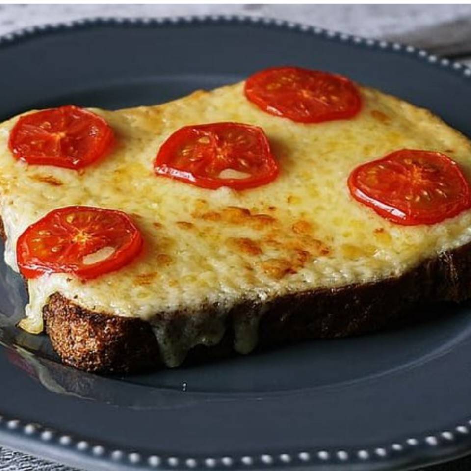 Pan tostado con queso y tomate + frutos secos Pan tostado con queso y tomate + frutos secos