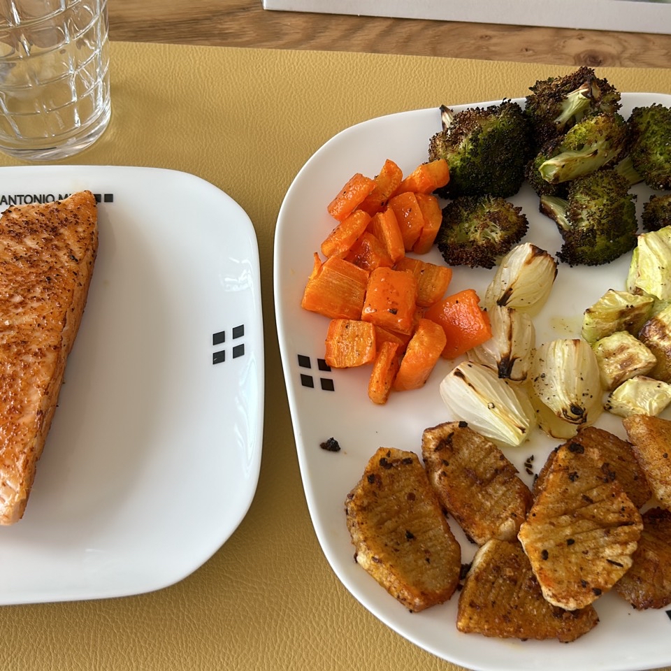 Salmón a la plancha con verduras y patata al horno