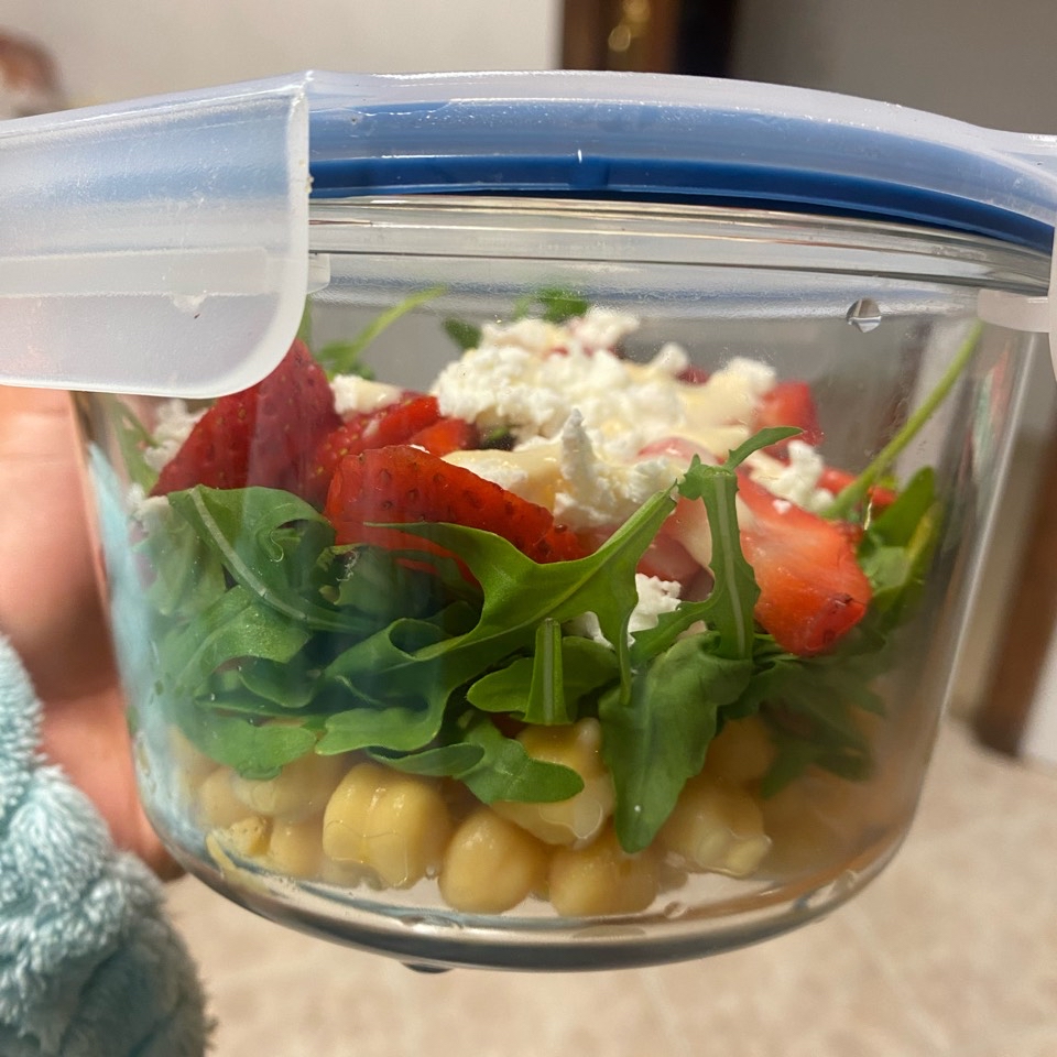 Ensalada de garbanzos con fresa, queso y rúcula Ensalada de garbanzos con fresa, queso y rúcula