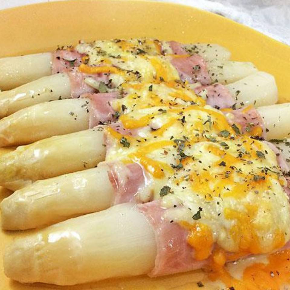Espárragos blancos con pavo y queso.