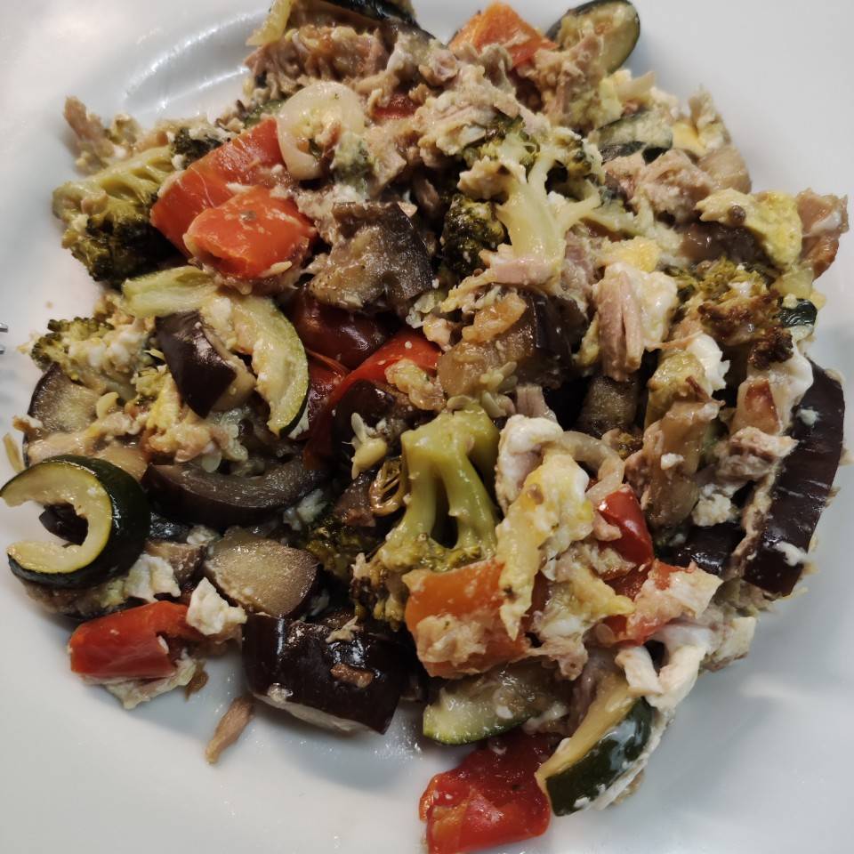 Revuelto de verduras asadas con atún Revuelto de verduras asadas con atún