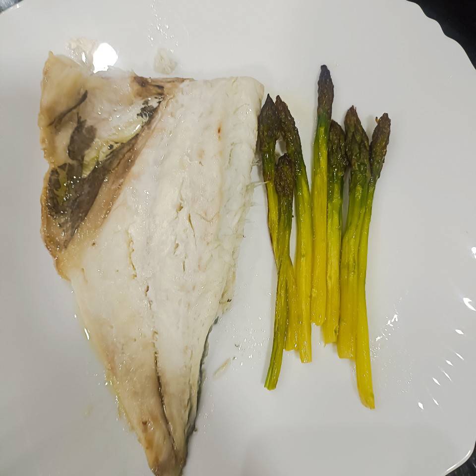 Dorada al horno con espárragos trigueros Dorada al horno con espárragos trigueros
