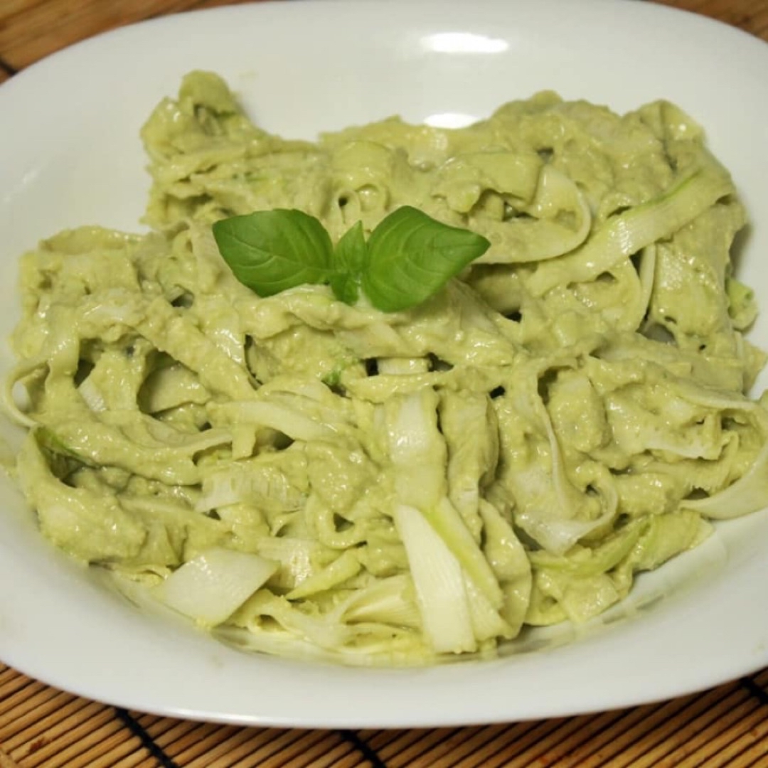 Espaguetis de calabacin con salsa de aguacate Espaguetis de calabacin con salsa de aguacate
