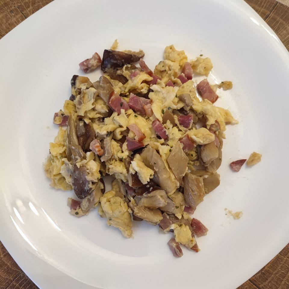 Revuelto de setas con jamón Revuelto de setas con jamón