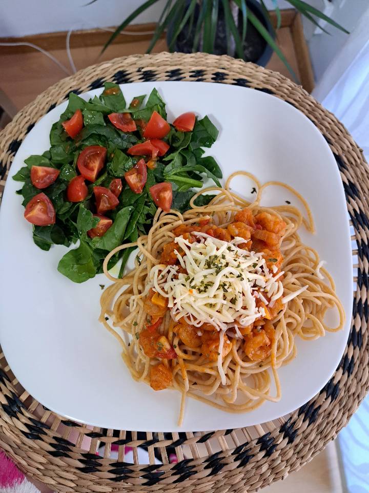 Pasta con camarones en salsa y ensalada de espinaca y tomate!!! 
