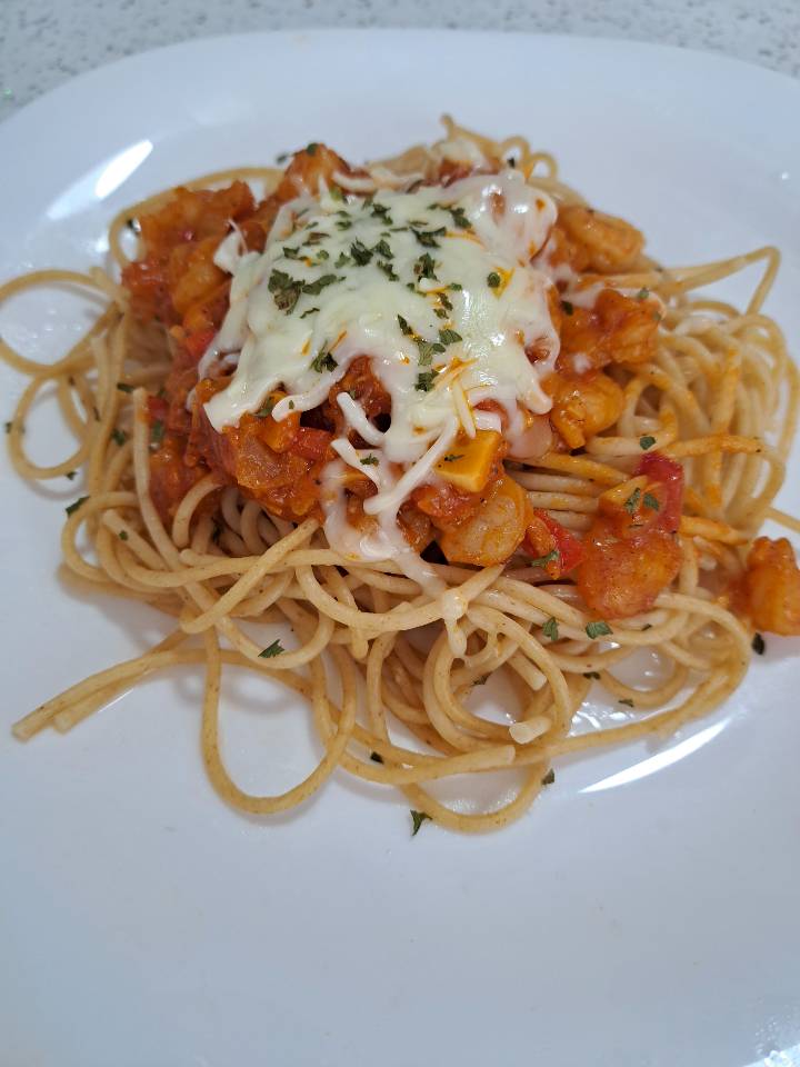 Pasta con camarones en salsa y ensalada de espinaca y tomate!!! 