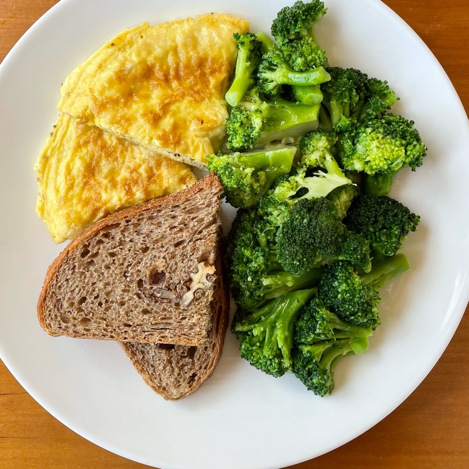 Huevos, brócoli y pan
