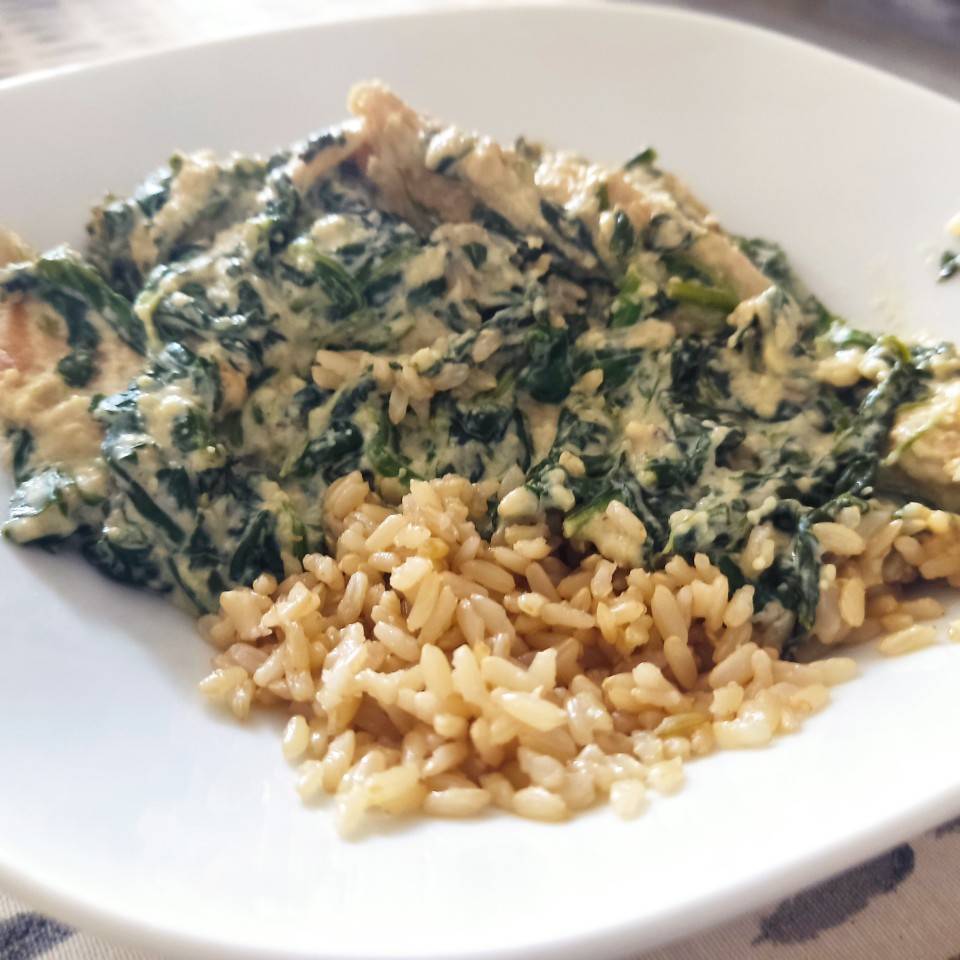 Bocados vegetales con espinacas salsa de yogur y limón con arroz integral