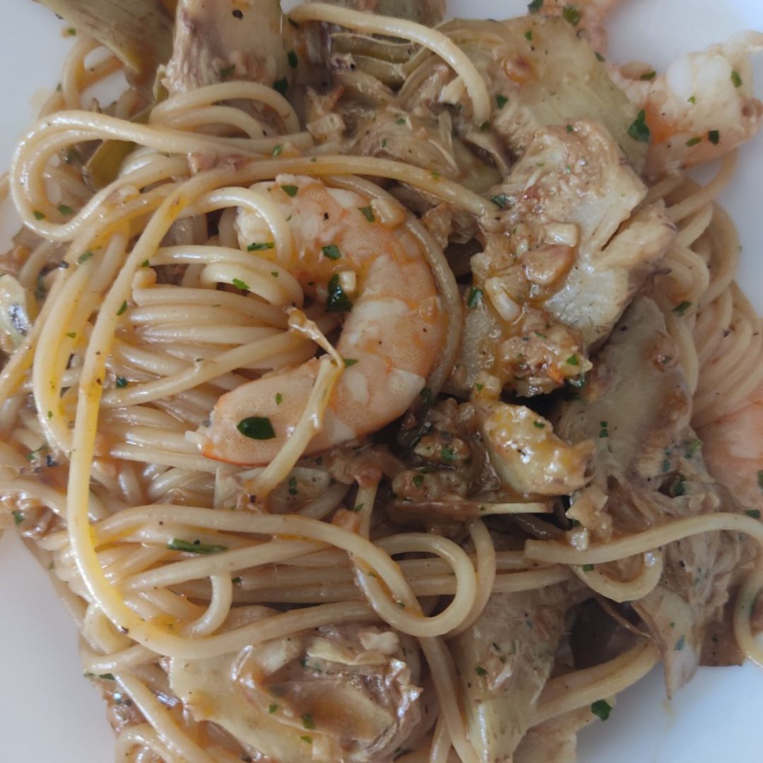 Spaghetti con alcachofas y langostinos 
