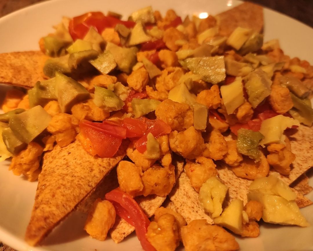 Nachos con soja texturizada y salsa de queso