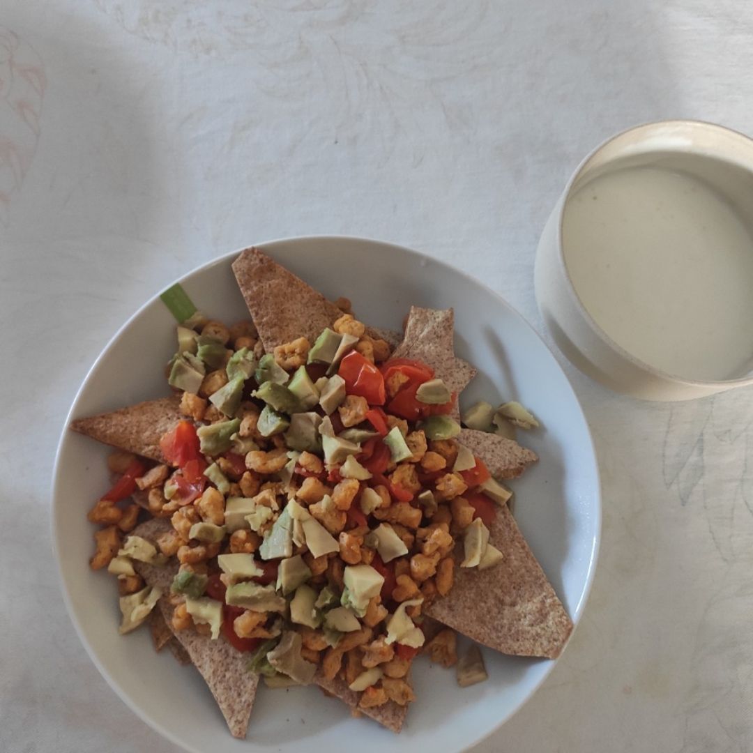 Nachos con soja texturizada y salsa de queso