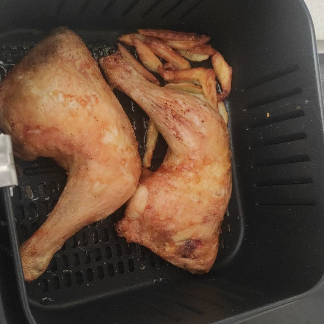 Pollo con patatas en air fryer. Pollo con patatas en air fryer.