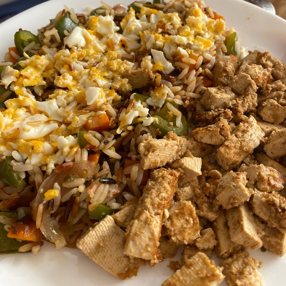 Arroz con tofu, verduras y huevo Arroz con tofu, verduras y huevo
