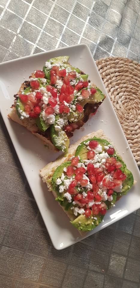 Tosta aguacate,queso feta y granada Tosta aguacate,queso feta y granada