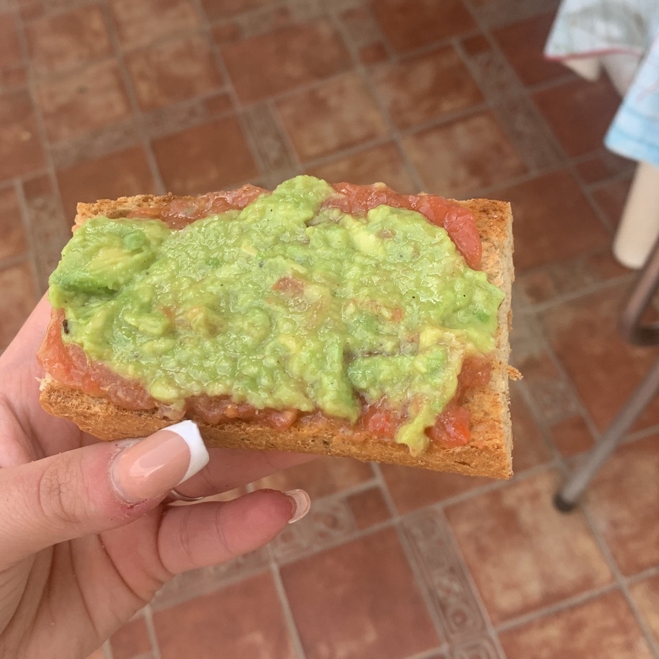 Tostada de pan integral con tomate y aguacate Tostada de pan integral con tomate y aguacate