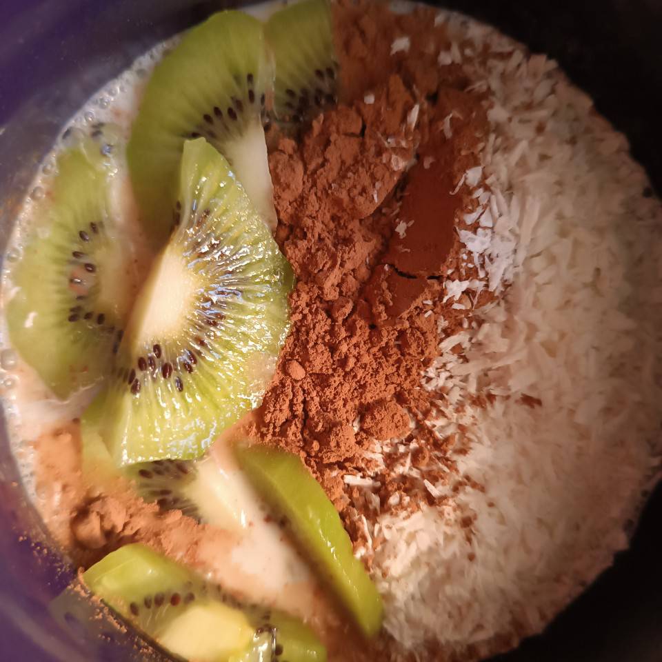 Bol de copos de avena integral sin gluten con kiwi Bol de copos de avena integral sin gluten con kiwi