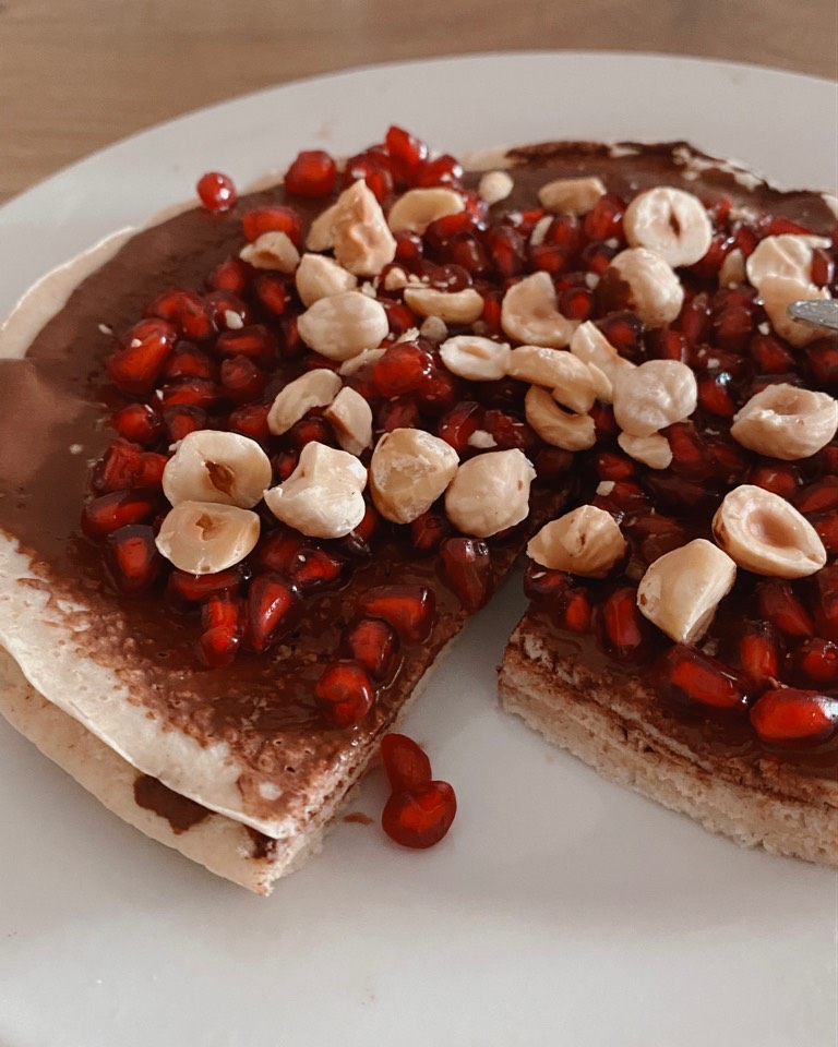 Tortitas de avena con granada y avellanas Tortitas de avena con granada y avellanas