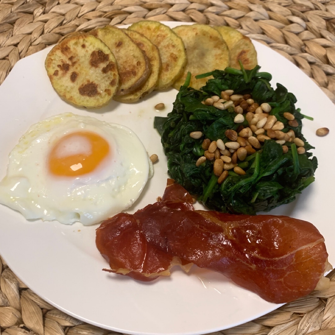 Espinacas con patatas, crujiente de jamón y huevo Espinacas con patatas, crujiente de jamón y huevo