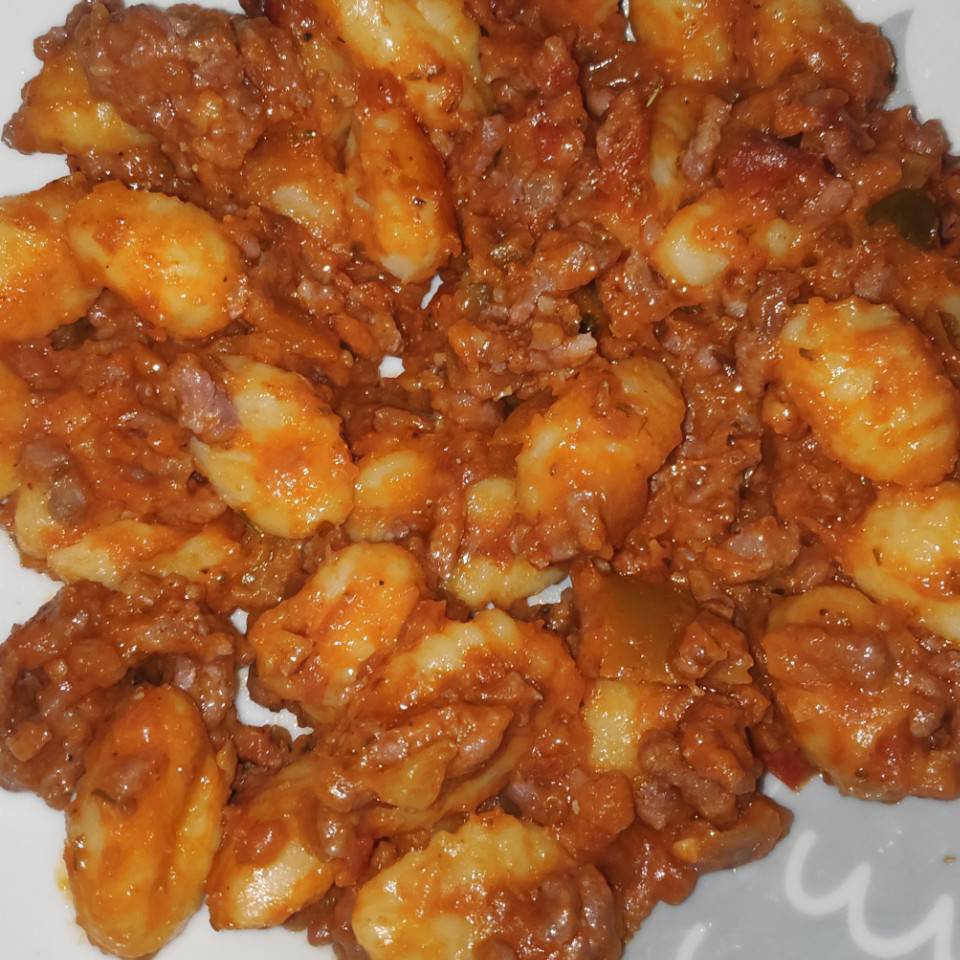 Ñoquis con pisto y carne picada