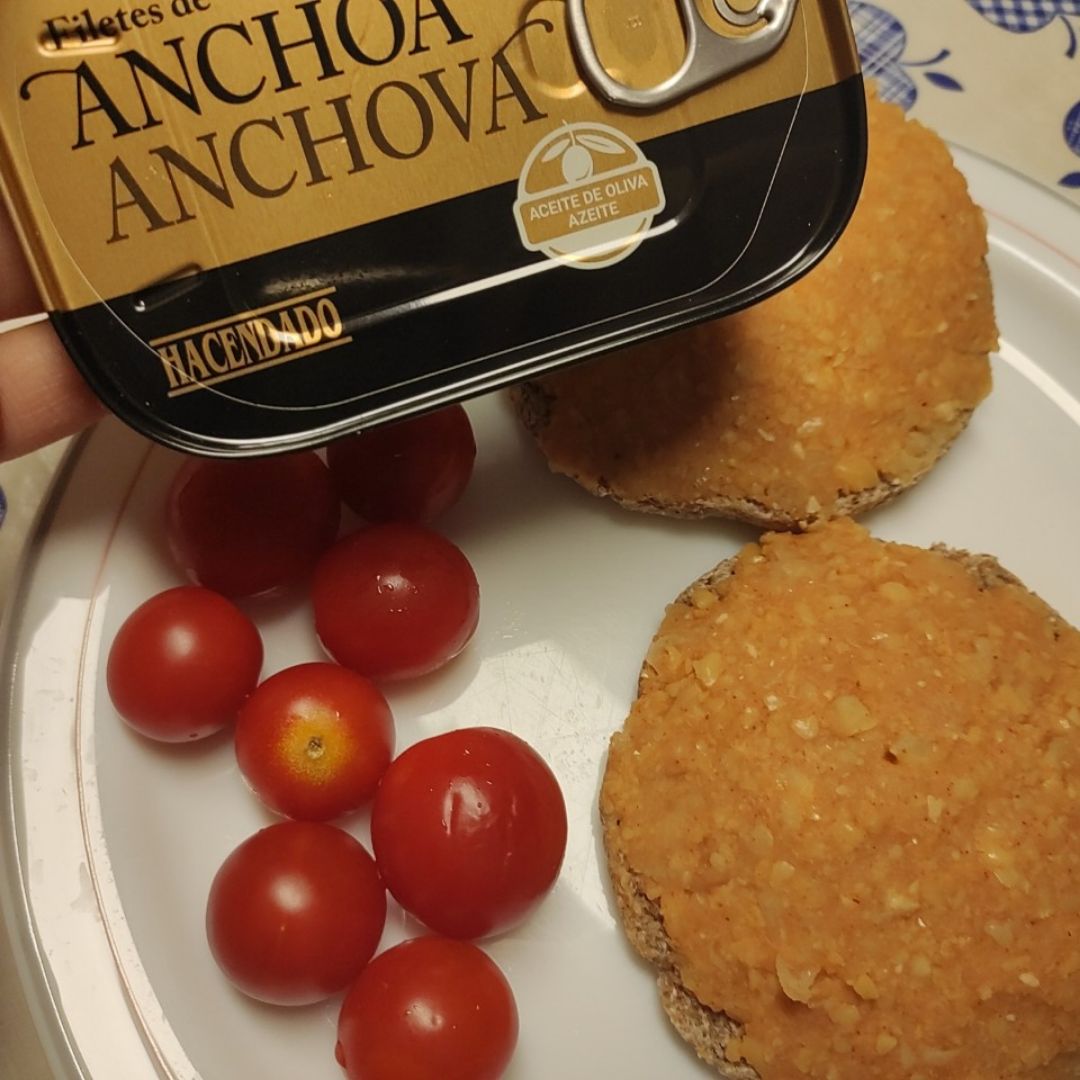 Tostadas humus y anchoas 