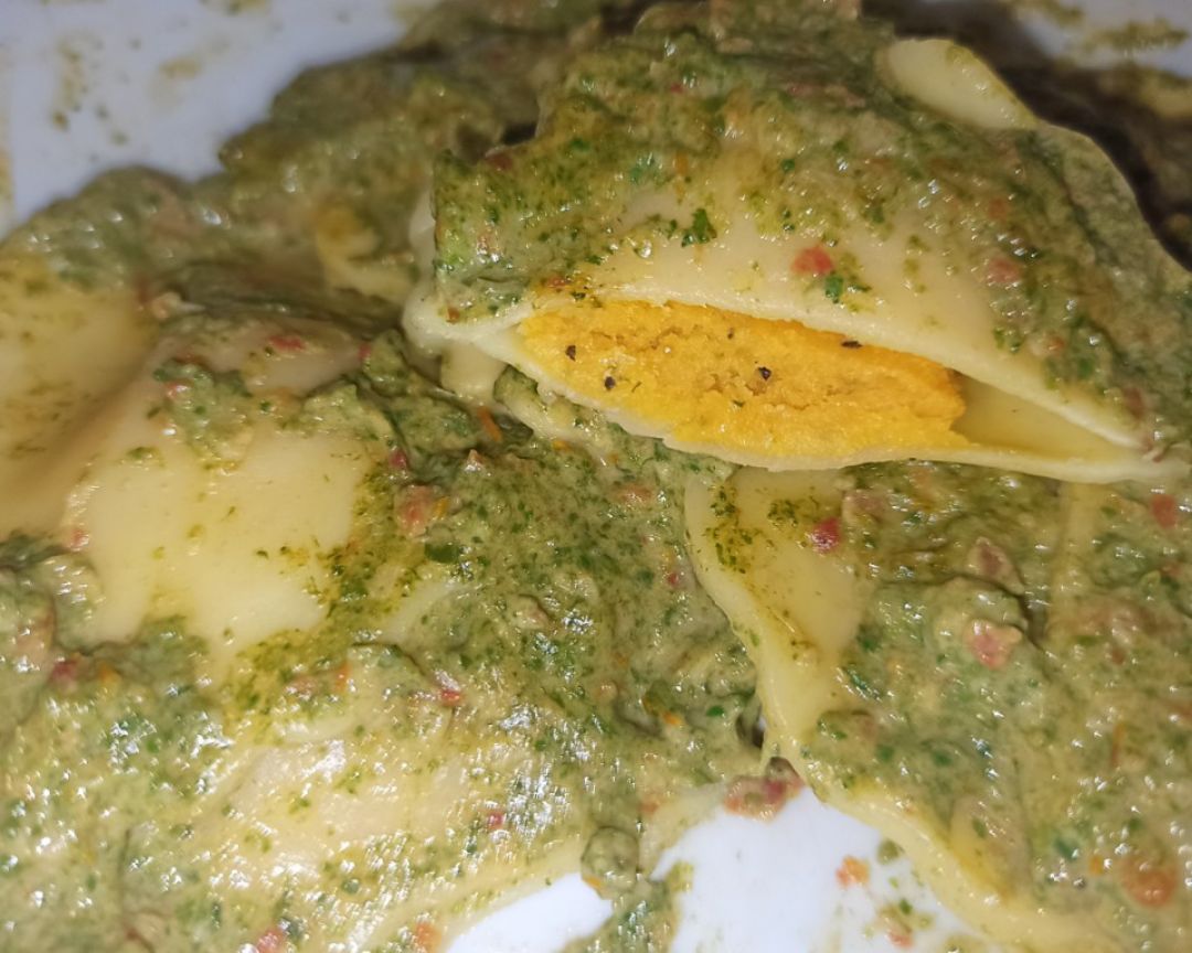 Pasta rellena de calabaza con salsa de espinacas Pasta rellena de calabaza con salsa de espinacas