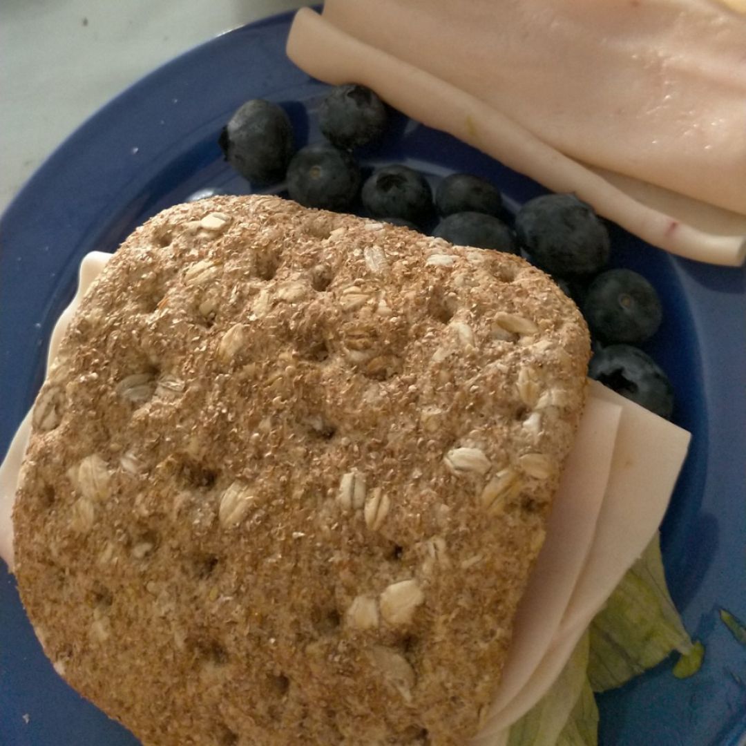 Pan de semillas con guacamole, lechuga, tomate y pechuga de pavo Paso 2