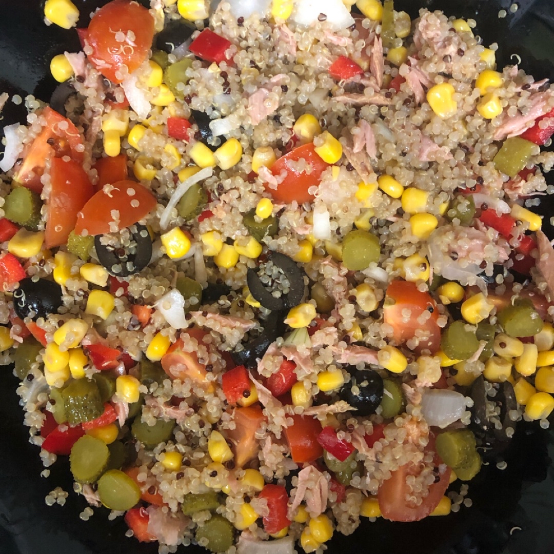 Ensalada de quinoa con ventresca y encurtidos