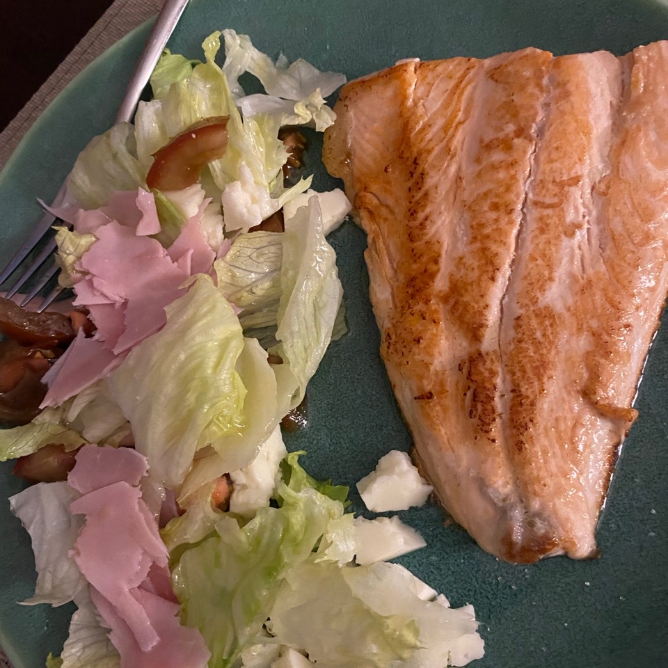 Salmón a la plancha con ensalada. Salmón a la plancha con ensalada.