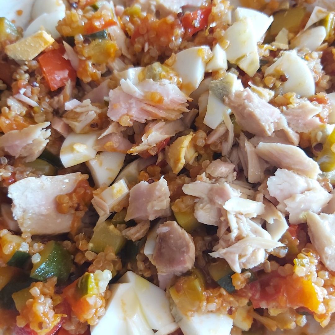 Quinoa con pisto de verduras, huevo duro y ventresca. Quinoa con pisto de verduras, huevo duro y ventresca.