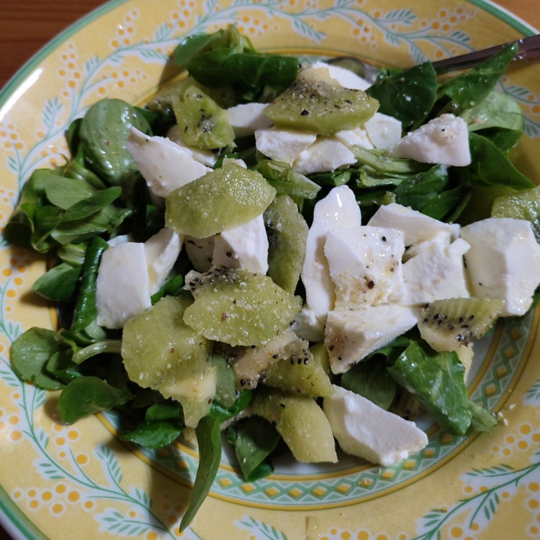 Ensalada de canónigos, kiwi y queso fresco 
