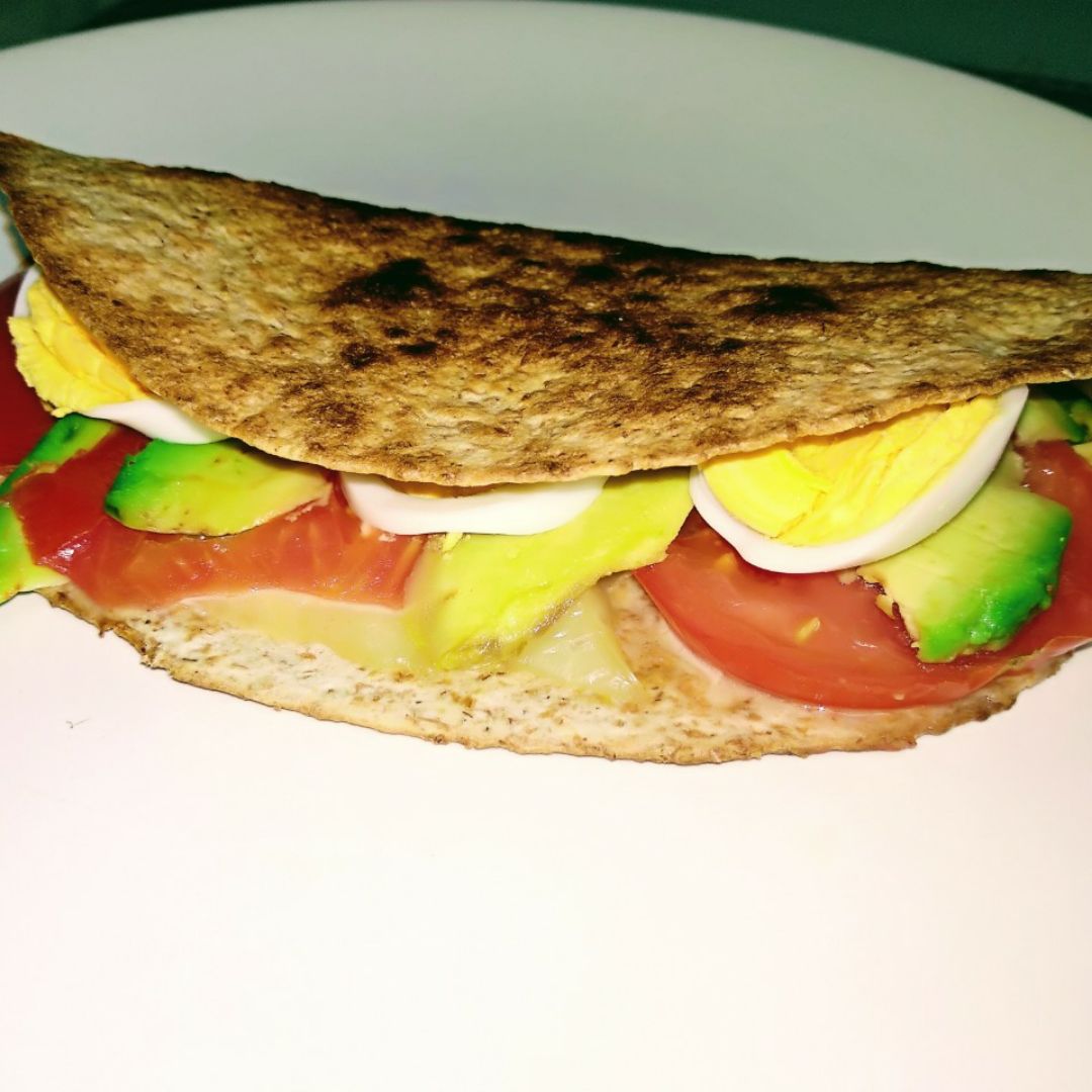 Tortita n°2; rellena de queso, tomate, aguacate y huevo cocido Tortita n°2; rellena de queso, tomate, aguacate y huevo cocido