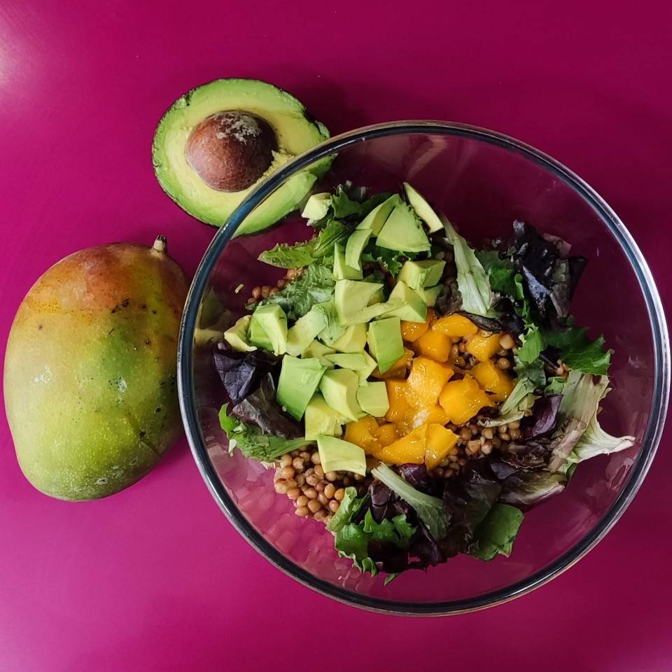 Ensalada de lentejas con brotes tiernos, aguacate, mango y mostaza. 🥗🥑🥭