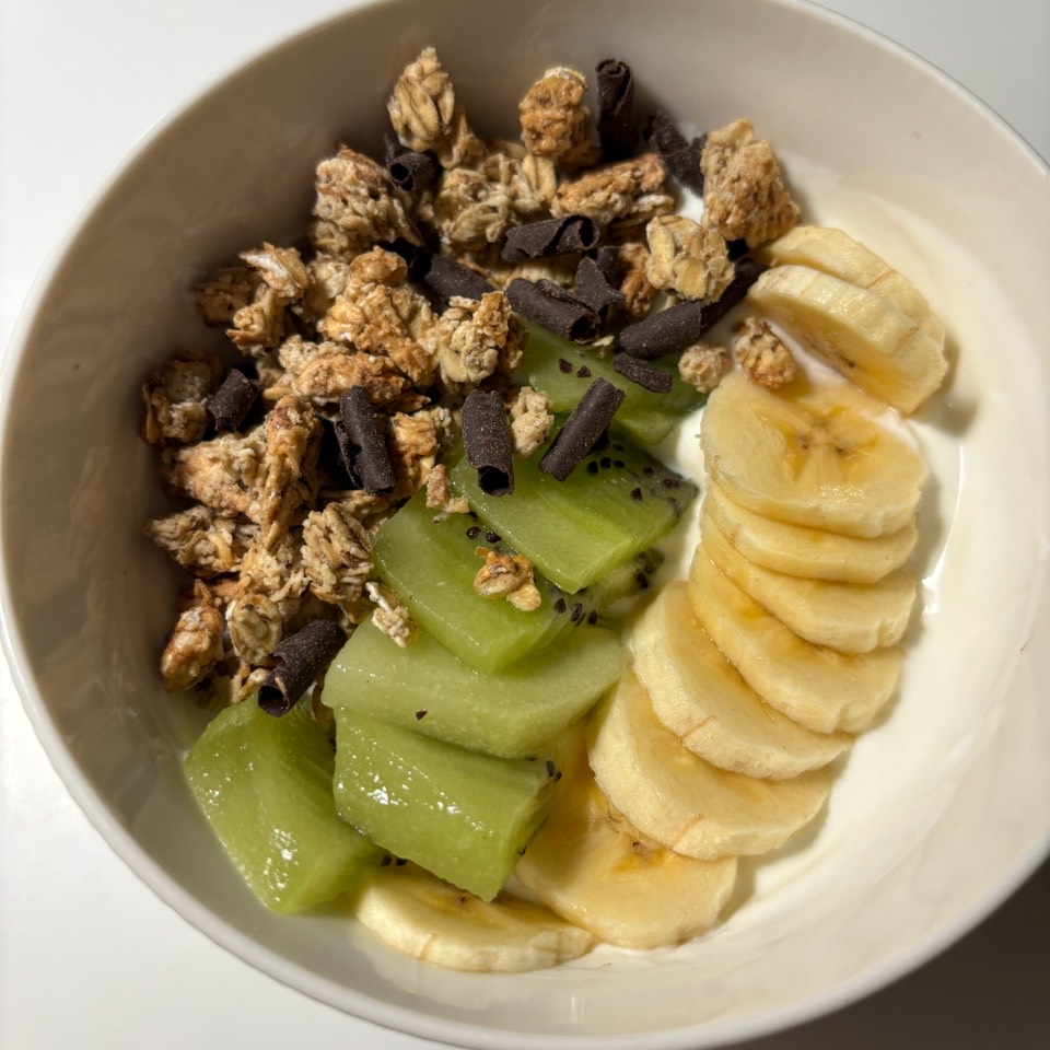 Bowl de yogur, fruta y muesli